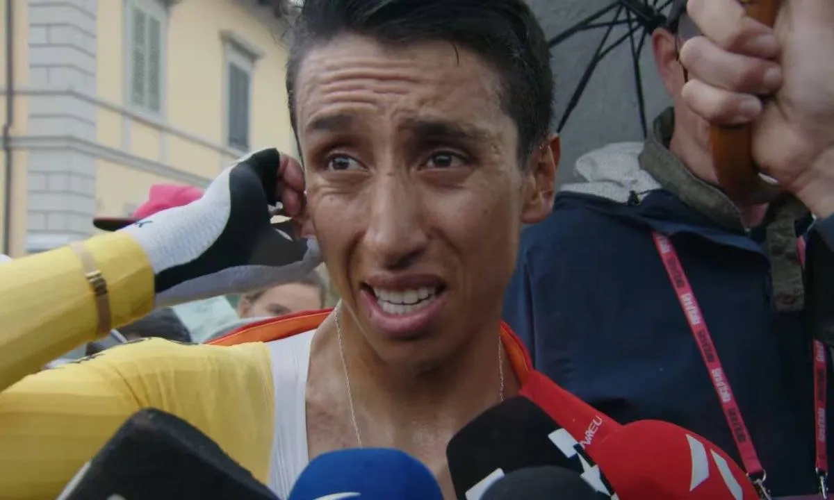 Thymen Arensman wipt na 'tricky dag' over ploeggenoot Egan Bernal heen, Colombiaan reageert op val in Giro d'Italia-tijdrit