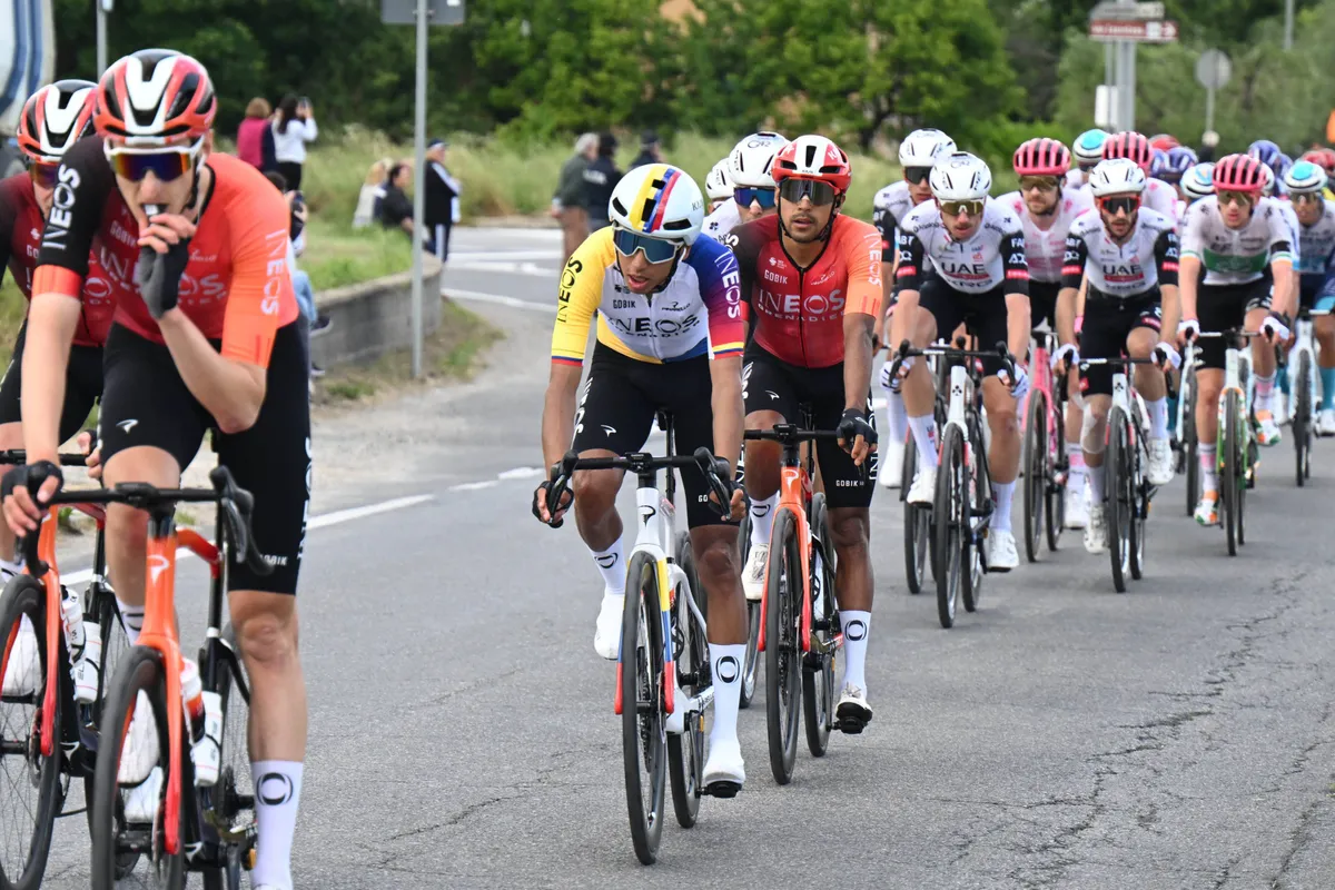 LIVE etappe 15 Giro d'Italia 2025 | INEOS maakt koers op loodzware Monte Grappa, Bernal in de aanval!