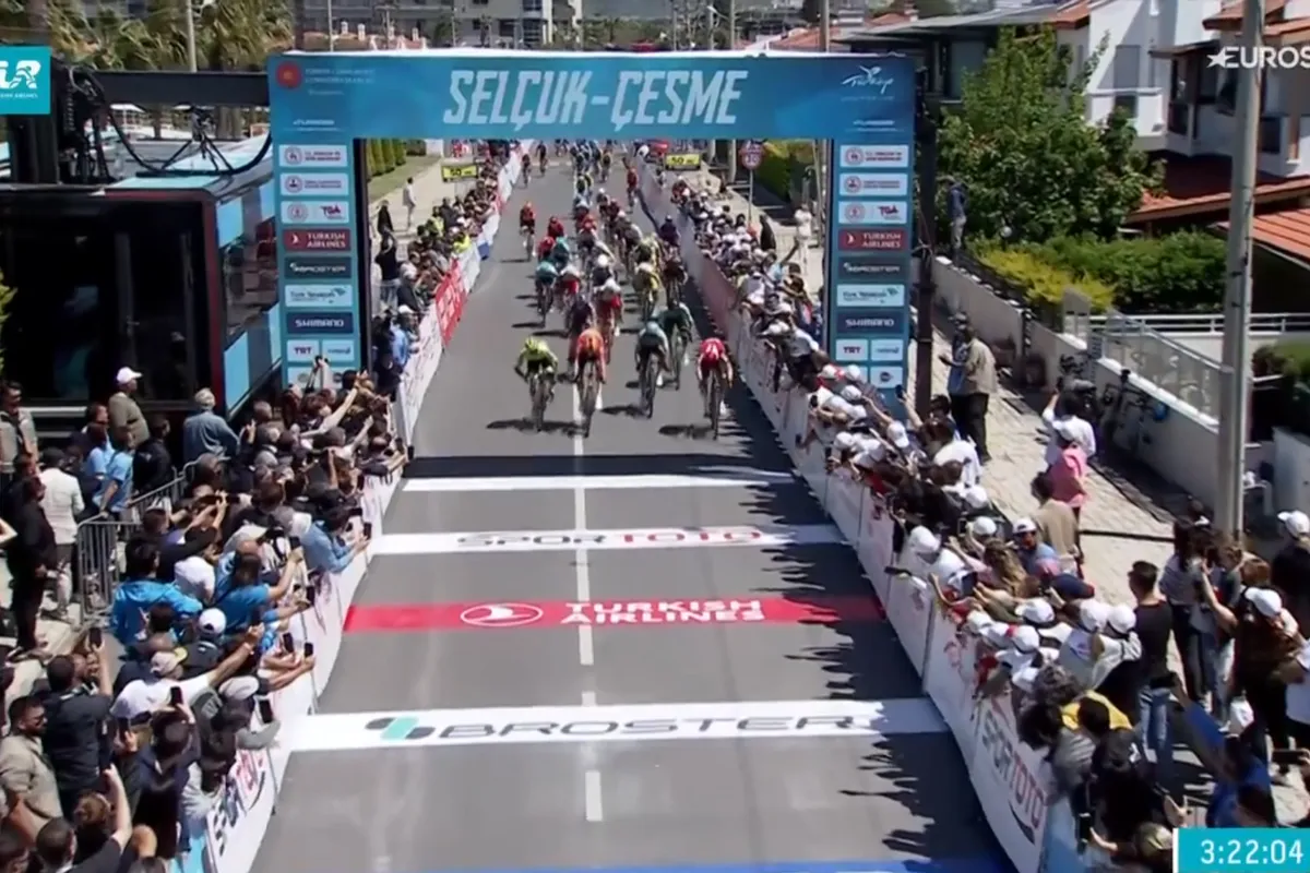 Eindelijk! Elia Viviani slaat toe in chaotische sprint Ronde van Turkije en wint voor het eerst in 2,5 jaar