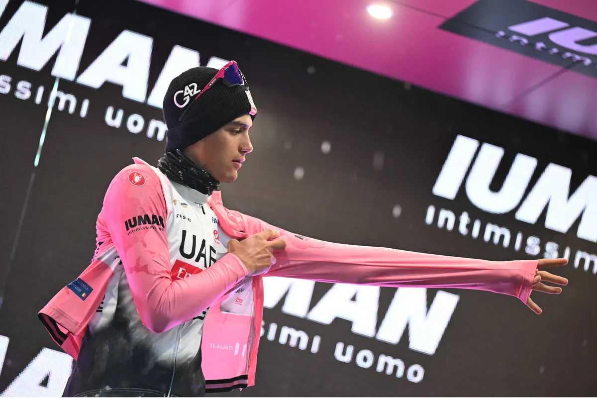 Isaac del Toro ontvouwt UAE-plan voor komende Giro-etappes en geeft antwoord op vraag of hij zichzelf ronde ziet winnen
