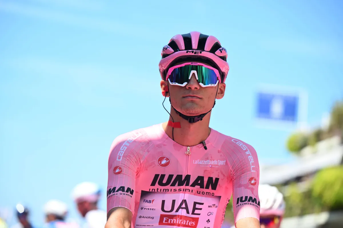 Klassementen Giro d'Italia 2025 | Del Toro verstevigt leiding, Carapaz naar plek 6 en Fortunato soeverein in bergtrui
