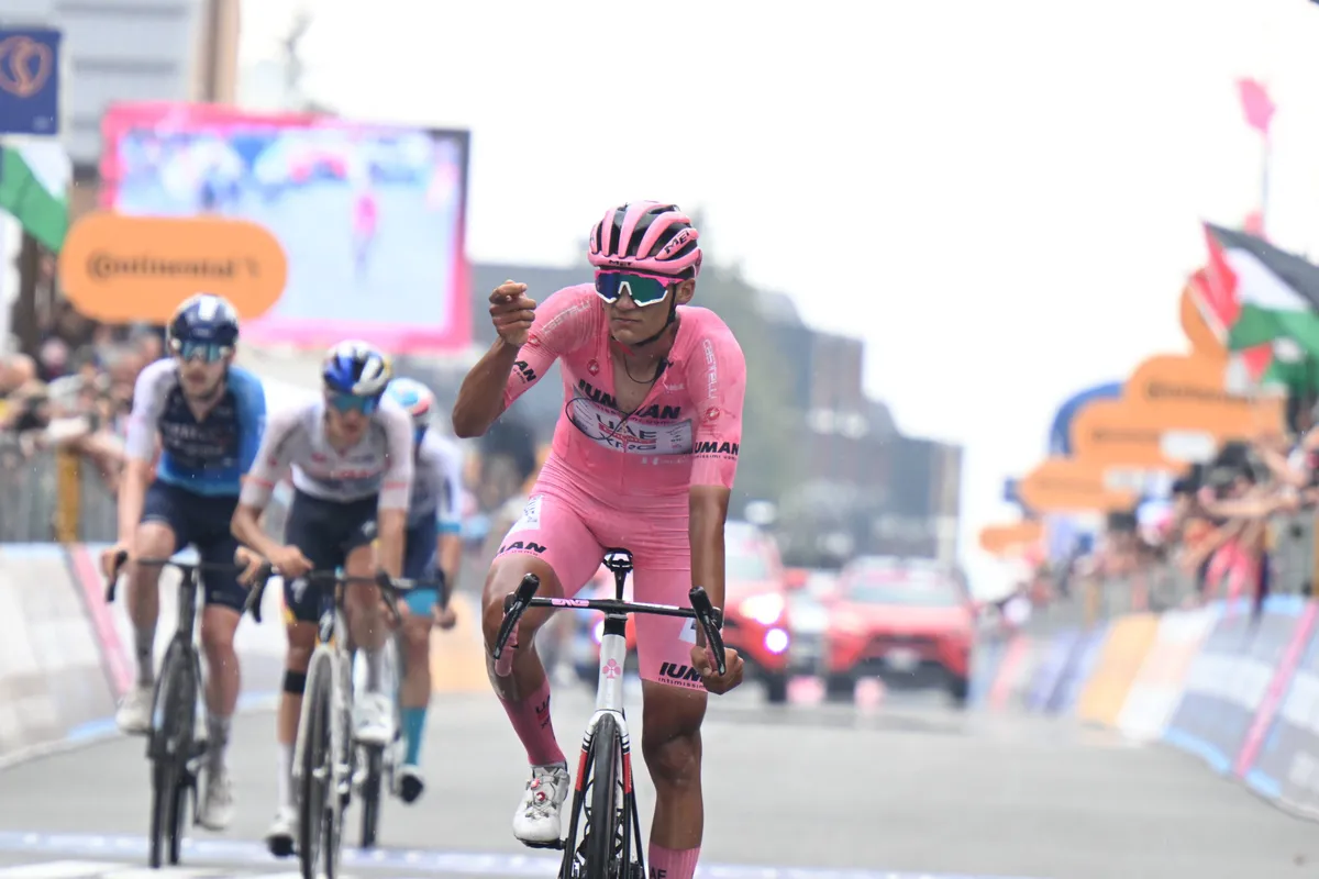 Reacties vol onbegrip na ongelofelijke omwenteling in laatste Giro-bergrit: 'Tactische fuckup van het jaar'