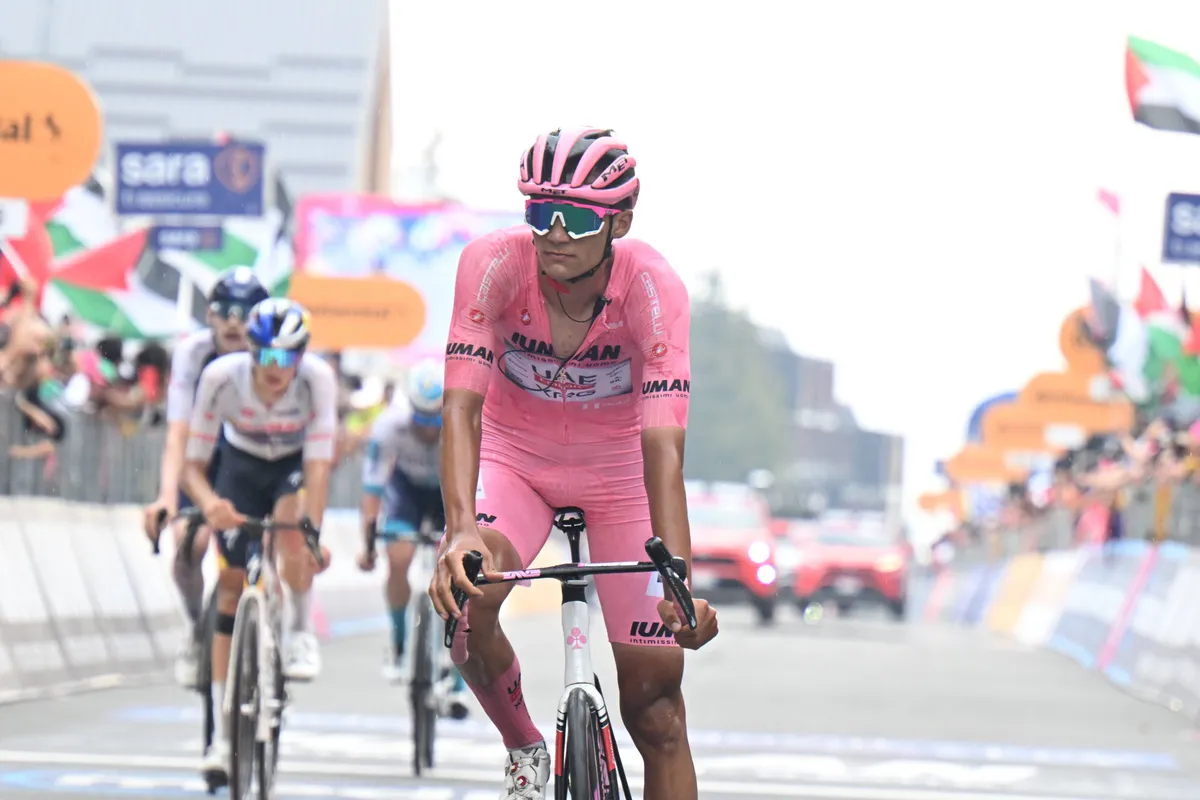 Boetes en tijdstraffen Giro d'Italia 2025 | Bergrit bomvol bizarre momenten, maar geen straffen uitgedeeld