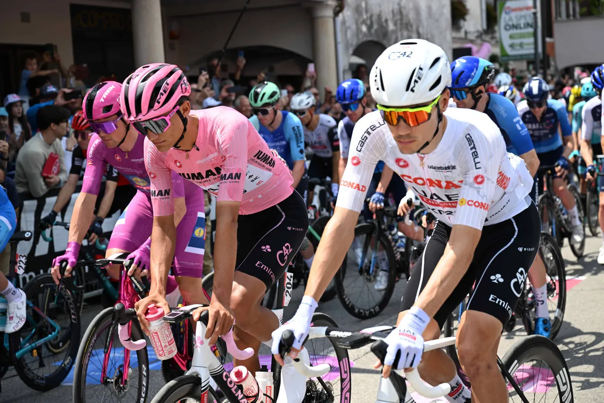 LIVE etappe 15 Giro d'Italia 2025 | Monte Grappa wacht na onverwacht chaotische zaterdagrit