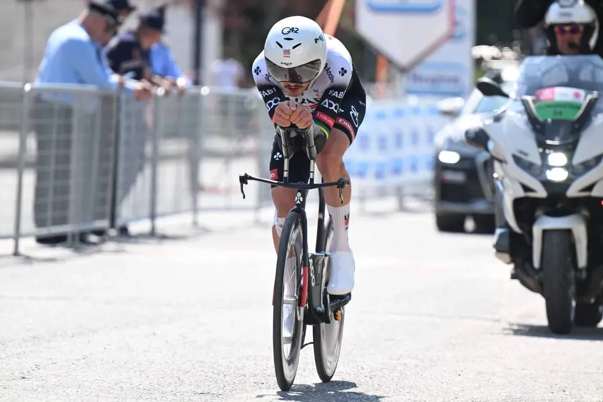 Vine questioned continuing Giro after crash involving Landa, but finishes third in time trial next day: "The form is there"