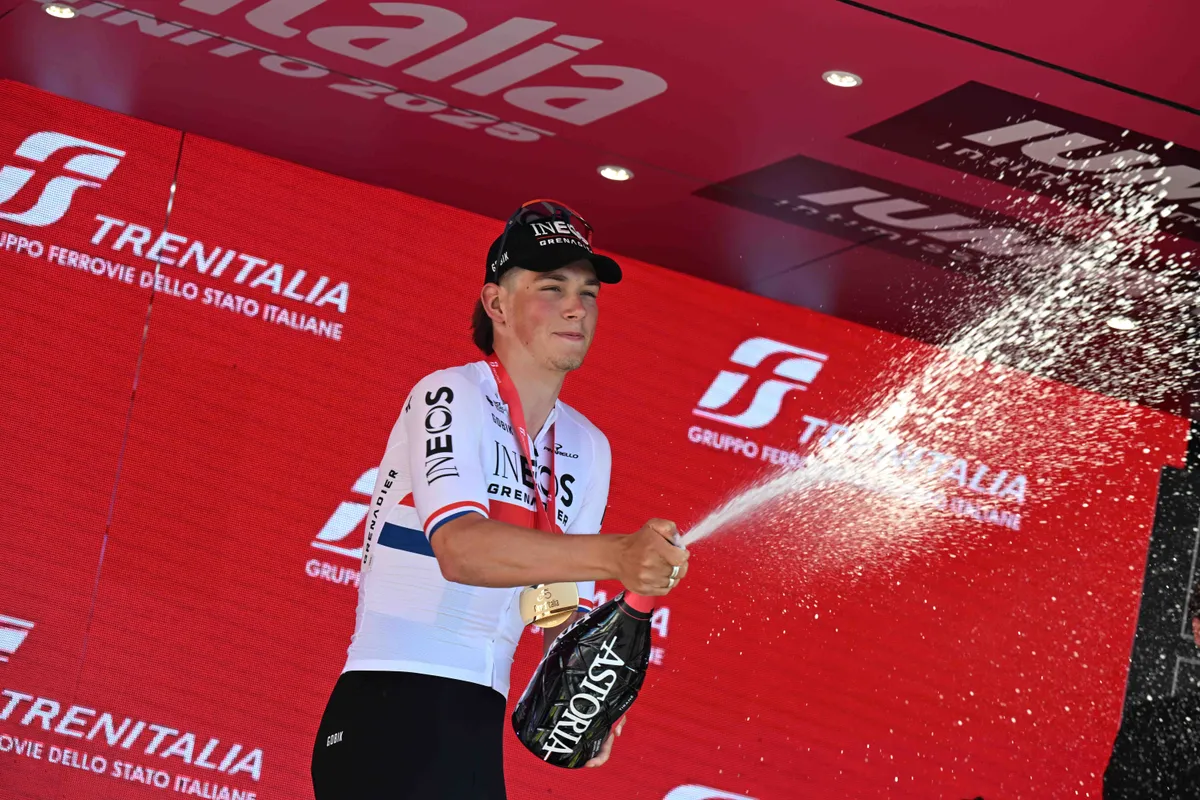 Parcours en uitslagen Giro d'Italia 2025 | Tarling boekt zijn grootste zege, Roglic neemt roze trui over van Pedersen