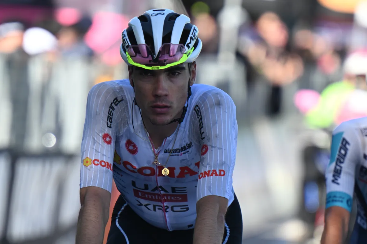 🎥 Samenvatting etappe 16 Giro d'Italia 2025: Derde week begint met krankzinnige bergrit die veel slachtoffers kent