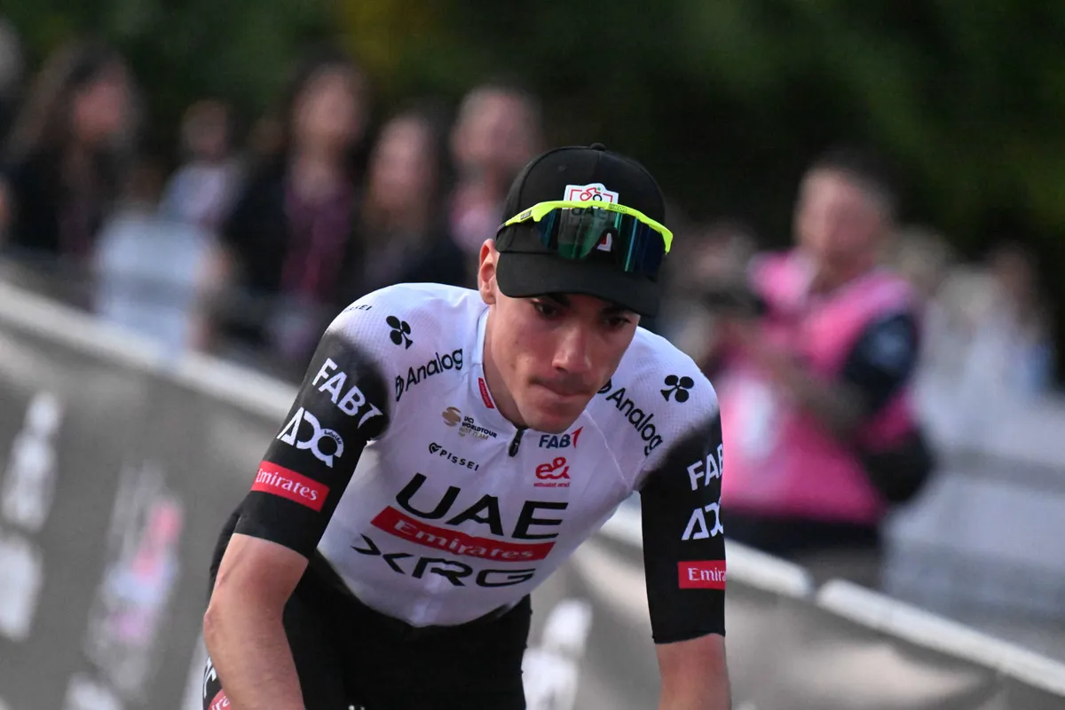 LIVE etappe 1 Giro d'Italia 2025 | Vluchters beginnen aan eerste klim, terwijl Ayuso eerste valpartij kent