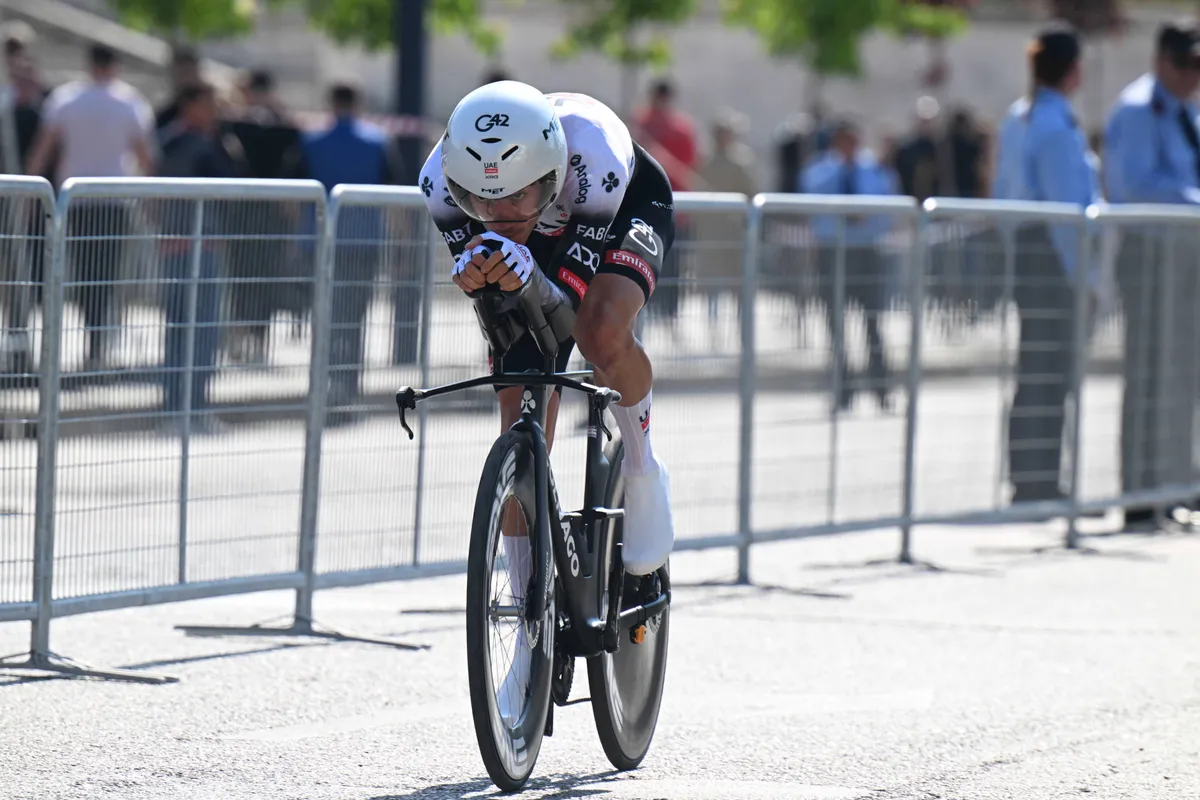 Spaanse media hebben bindend advies voor oogappel Ayuso in Giro-strijd met Roglic: 'Hij kent nu zijn strategie'