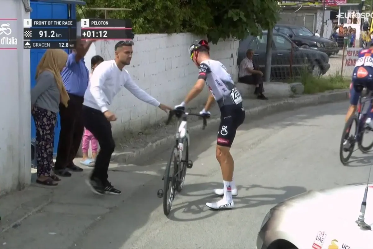 'Ook Ayuso kent nu zijn strategie', schreeuwt Spanje, maar UAE verwijst na Giro-tik Roglic ook naar crash