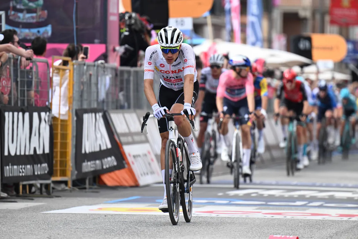 Momentum zit bij Ayuso: 'Als Roglic echt goede benen had, had hij dat niet laten gebeuren'