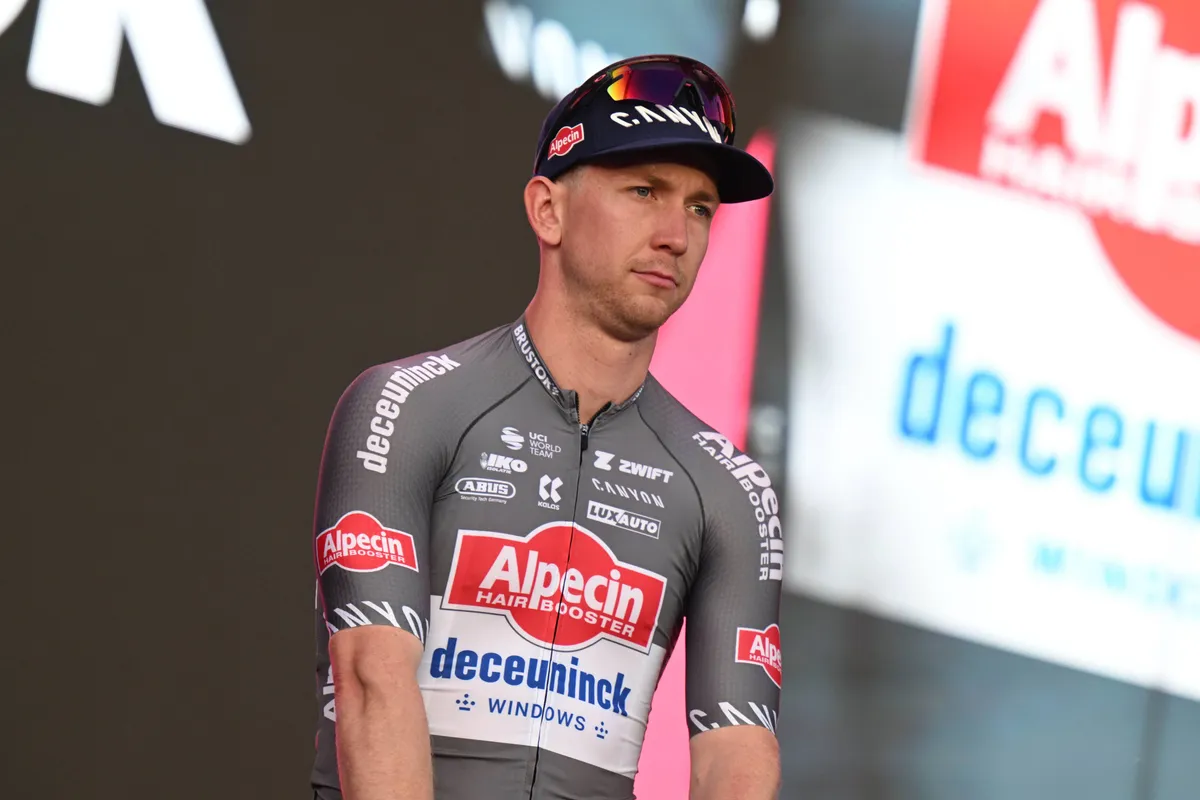 Enorme crash en drijfnatte omstandigheden halen winnaar Groves niet uit de flow: 'Ben goed in koude omstandigheden'