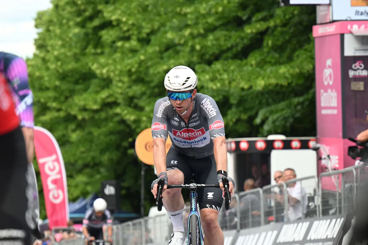 Boetes en tijdstraffen Giro d'Italia 2025 | Paarse trui nog verder weg voor Kaden Groves na puntenstraf in rit 13