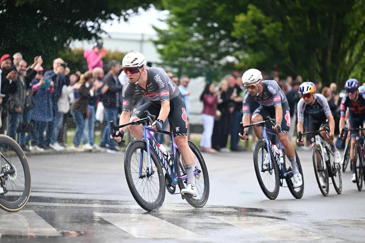 LIVE etappe 3 Tour de France 2025 | Geen vroege vlucht in wandelrit, sprintersploegen controleren met tegenwind