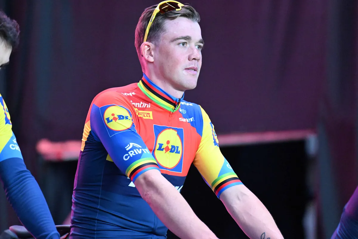 LIVE etappe 1 Giro d'Italia 2025 | Lidl-Trek neemt touwtjes in handen, explosieve finale in Tirana begonnen!