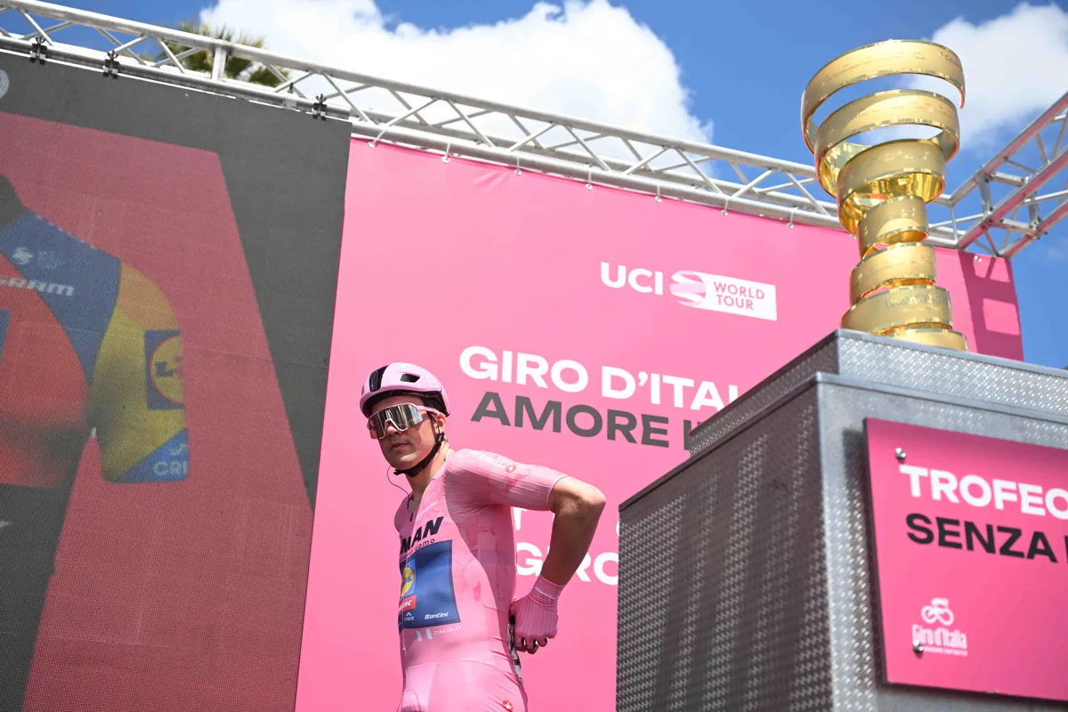 Parcours en uitslagen Giro d'Italia 2025 | Volledig Nederlands podium op dinsdag, woensdag spannende finale!