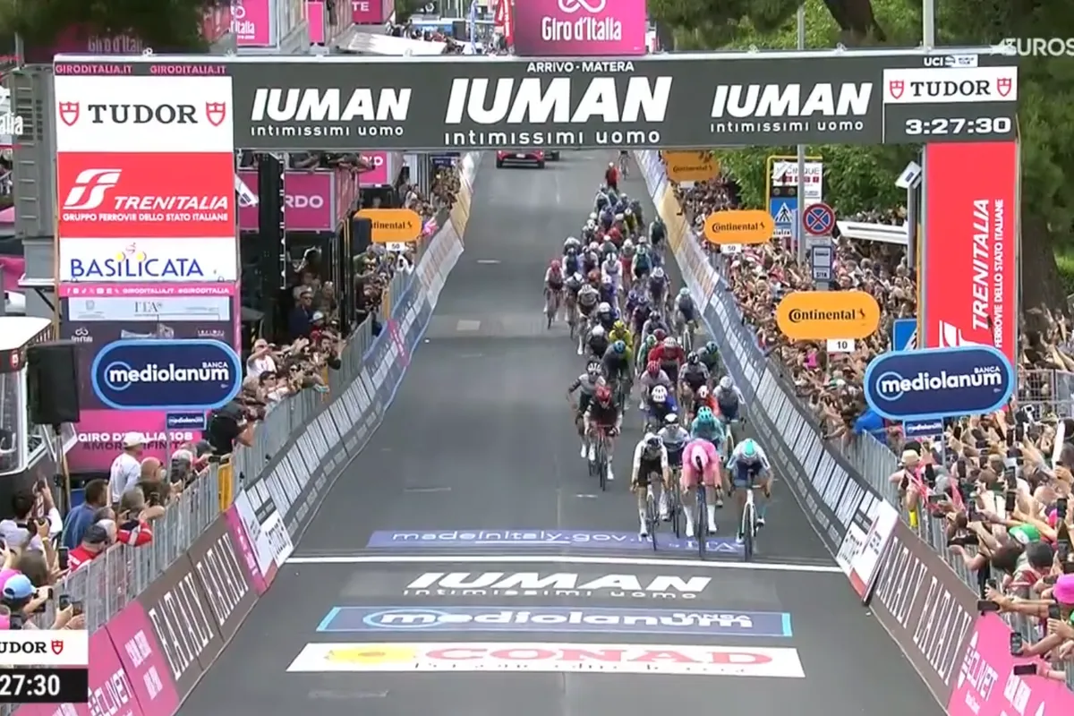 Wat scheelt het?! Pedersen boekt in Matera met minimale marge derde overwinning van de Giro en zit steviger in het roze