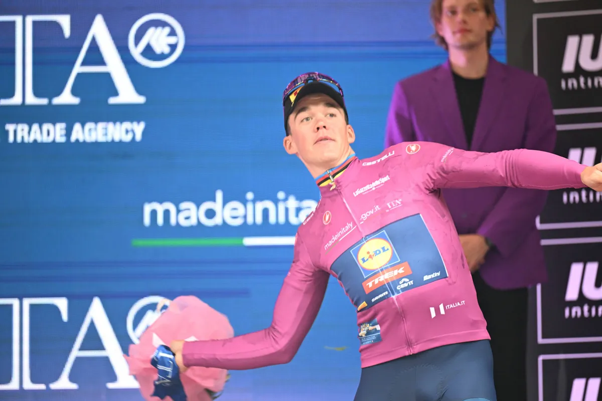 'Op een aankomst als deze is dat oké'; Mads Pedersen geeft steile sprint-college na Giro-zege tegen Wout van Aert