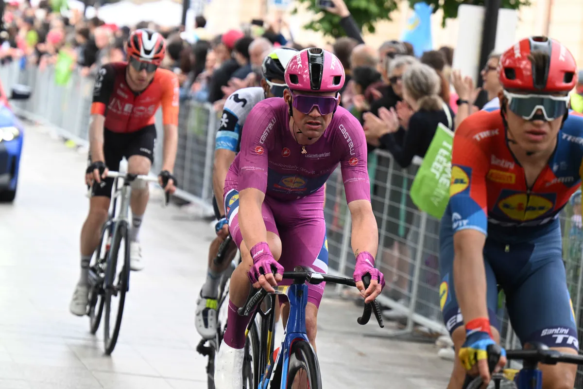 LIVE etappe 18 Giro d'Italia 2025 | Intermezzo-etappe in de roze race door Italië