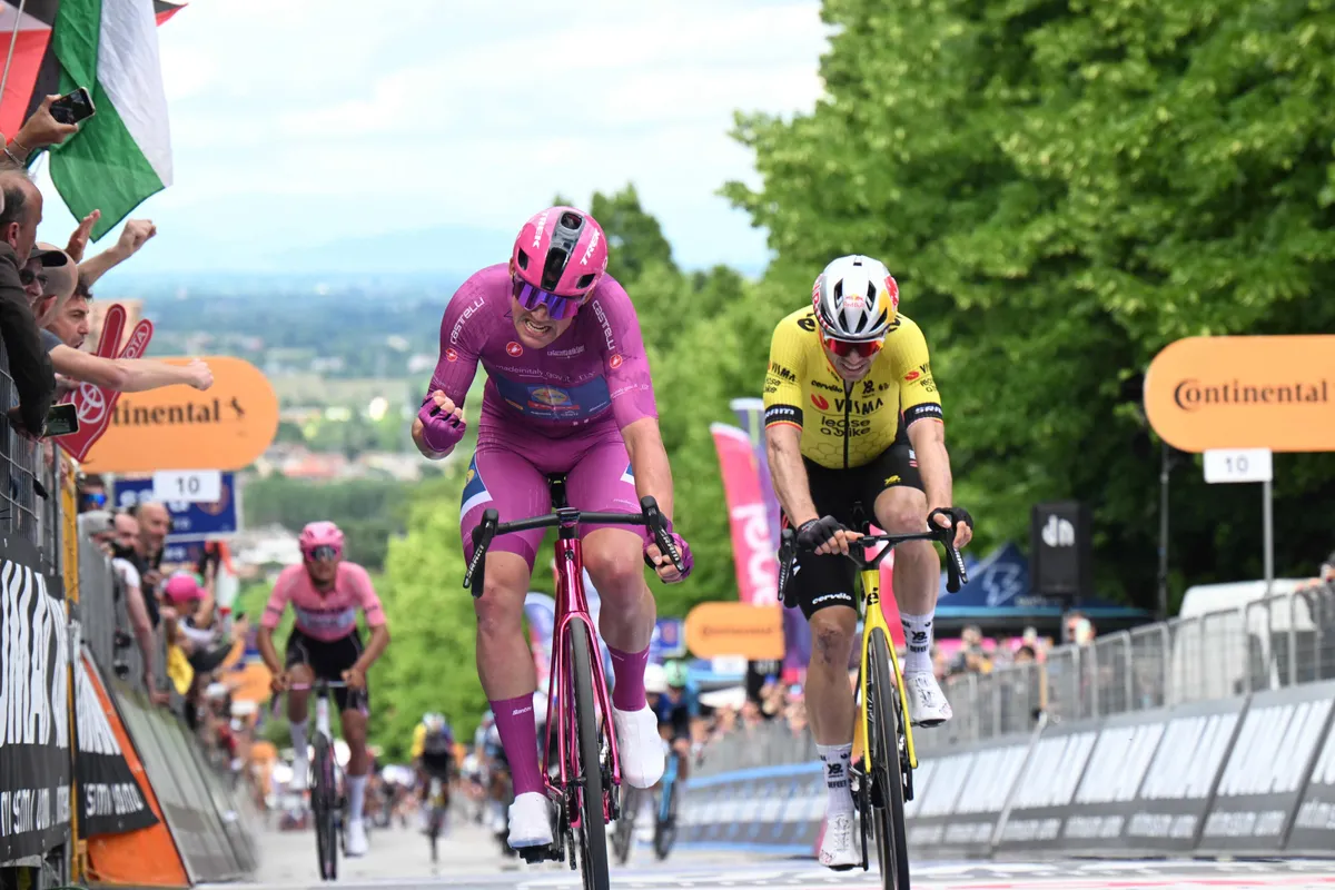 'Op een aankomst als deze is dat oké'; Mads Pedersen geeft steile sprint-college na Giro-zege tegen Wout van Aert