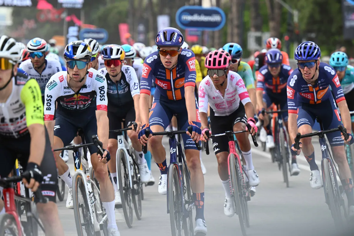 Naast Roglic verloren ook deze klassementsmannen kostbare tijd in gravelrit: 'Was een echt coole etappe'