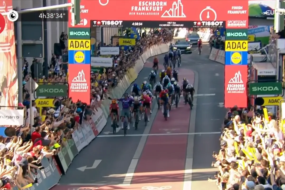 Uno-X zwoegt, maar Matthews profiteert en sprint naar zege in Eschborn-Frankfurt
