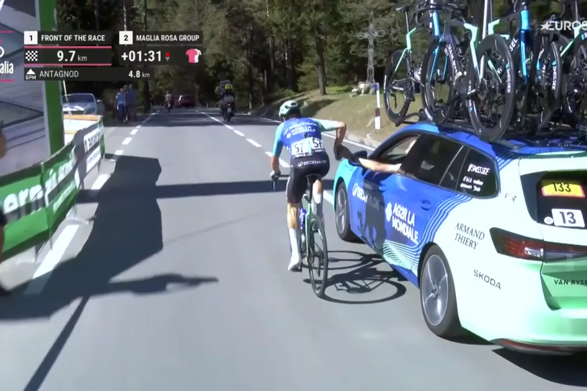 Boetes en tijdstraffen Giro d'Italia 2025 | Winnaar Prodhomme niet bestraft voor 'sticky bottle', 3 anderen wel