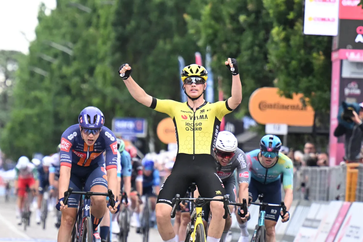 LIVE etappe 14 Giro d'Italia 2025 | Renners maken zich op voor rit vanuit Treviso naar Venetië