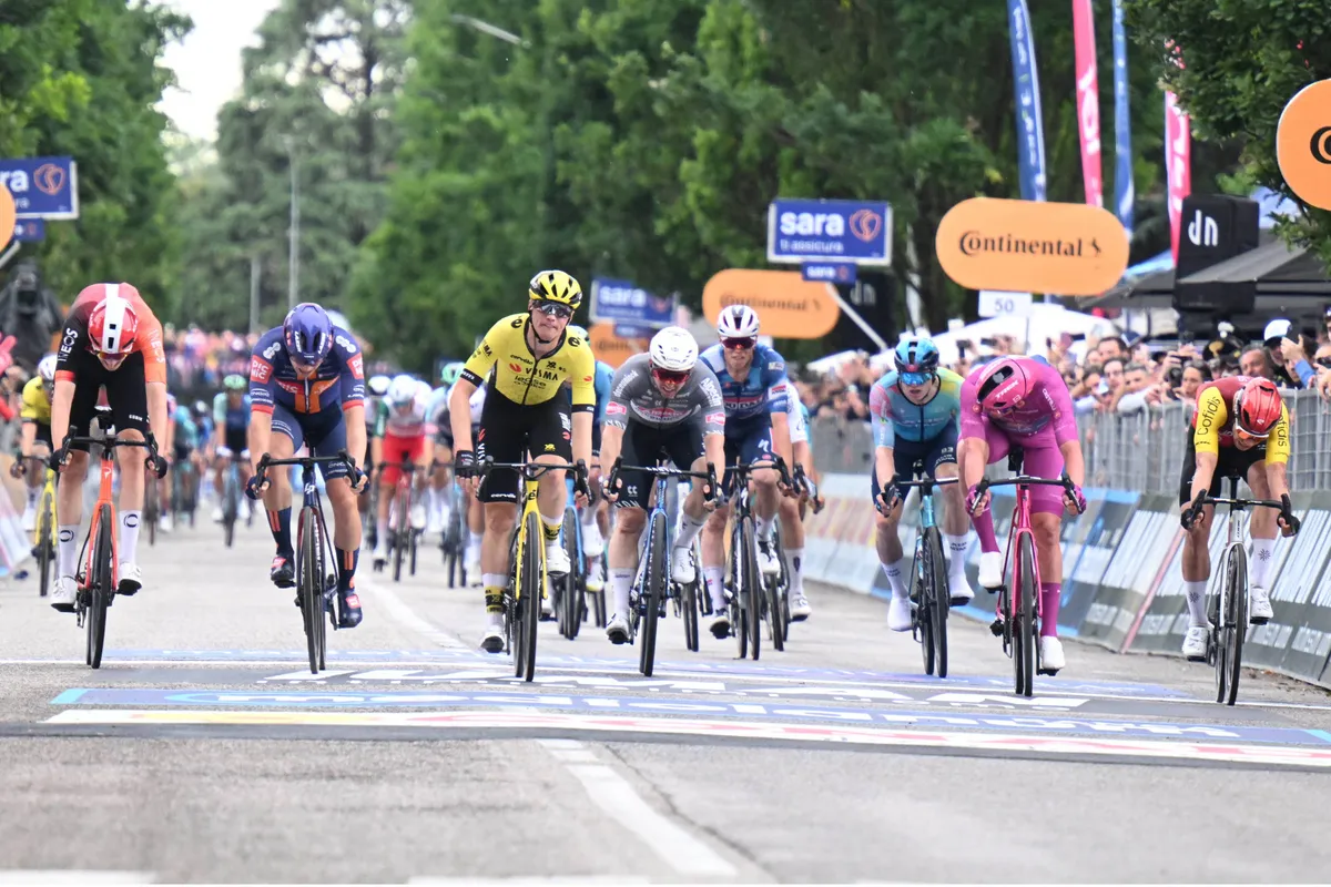 Paarse Pedersen neemt hoed af voor Kooij en Visma | Lease a Bike: 'Toont aan hoe moeilijk zo'n finale is'