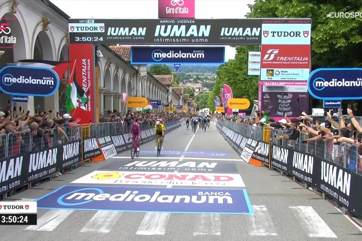 Victory number 4! Pedersen edges out van Aert in the thirteenth stage of the Giro with a brilliant sprint