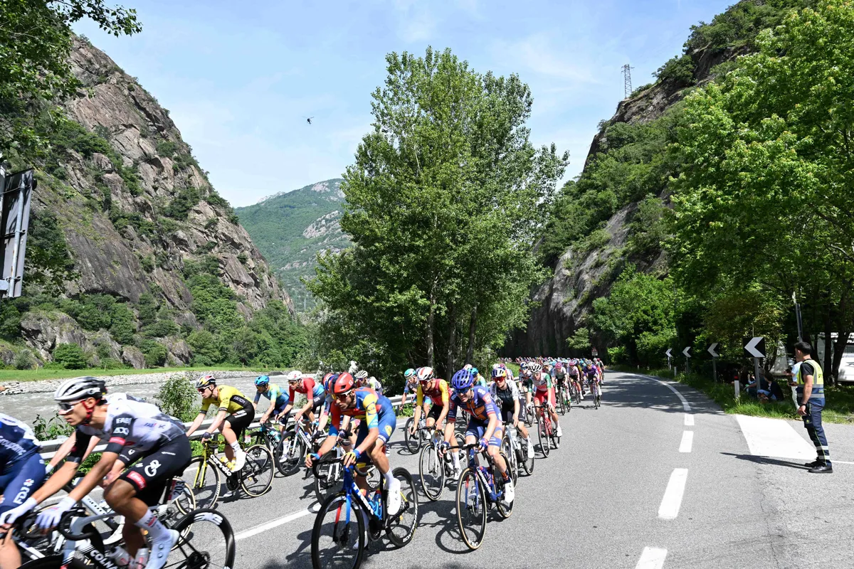LIVE etappe 21 Giro d'Italia 2025 | Renners op het gemakje onderweg in Rome