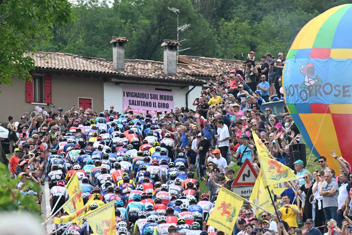 Boetes en tijdstraffen Giro d'Italia 2025 | Mecaniciens en ploegleiders op de bon in krankzinnige rit