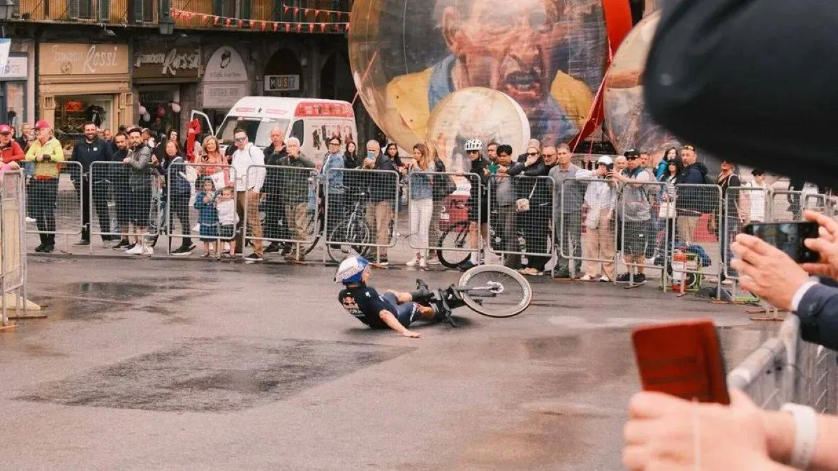 🎥 Slechter kan je de rustdag niet uitkomen: Roglic valt tijdens kletsnatte verkenning tijdrit