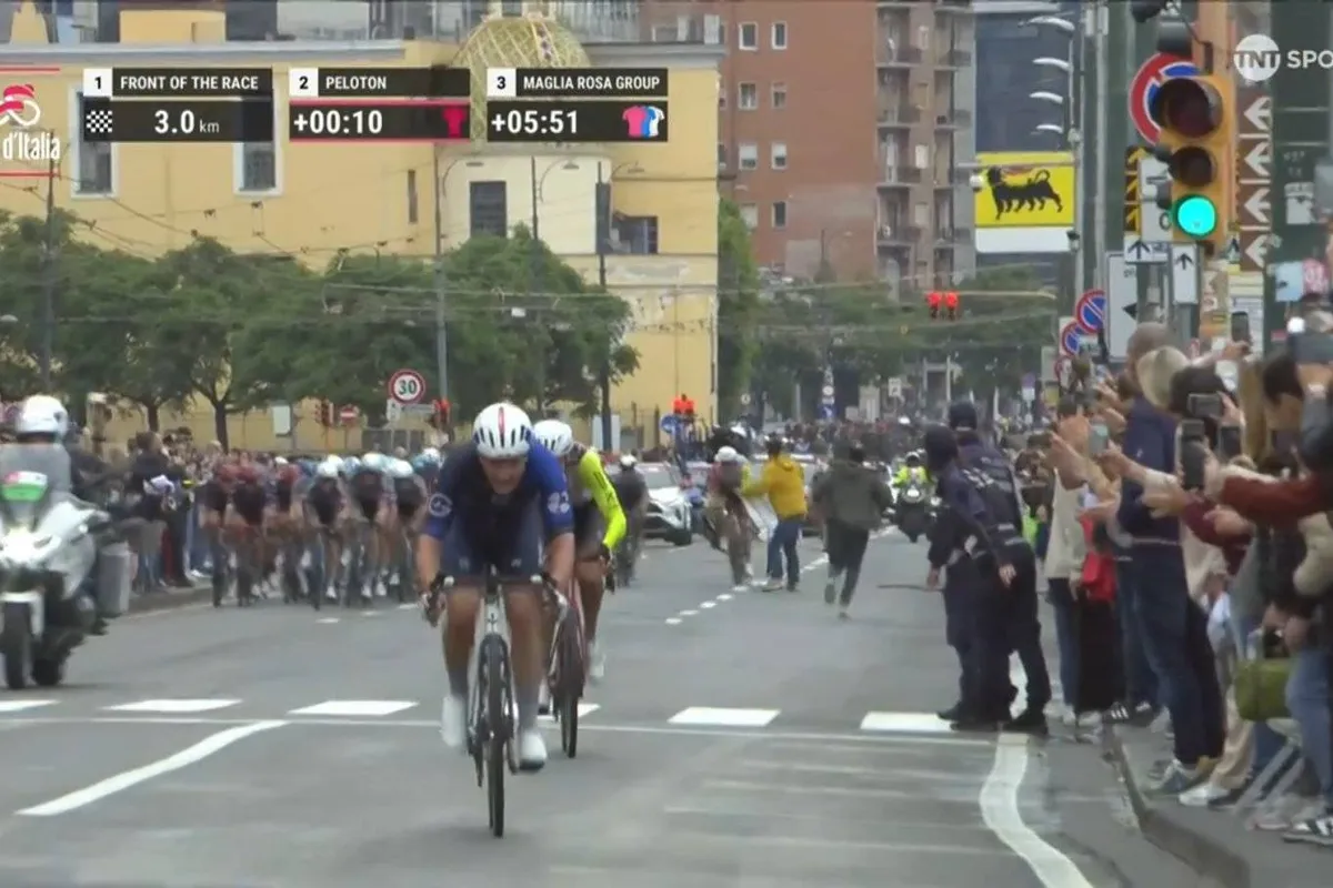 🎥 Demonstranten hinderen koploper Van der Hoorn in slotfase Giro d'Italia-rit: 'Opeens stond er iemand voor mijn neus met een lint'