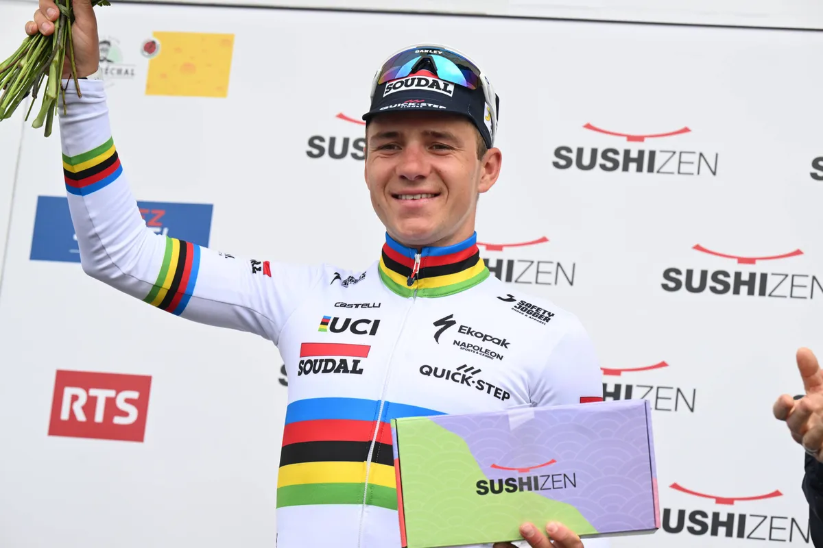 'Je ziet dat bijvoorbeeld bij UAE'; Fisher-Black ziet 'alien' Evenepoel teamspirit omhoog brengen bij Red Bull