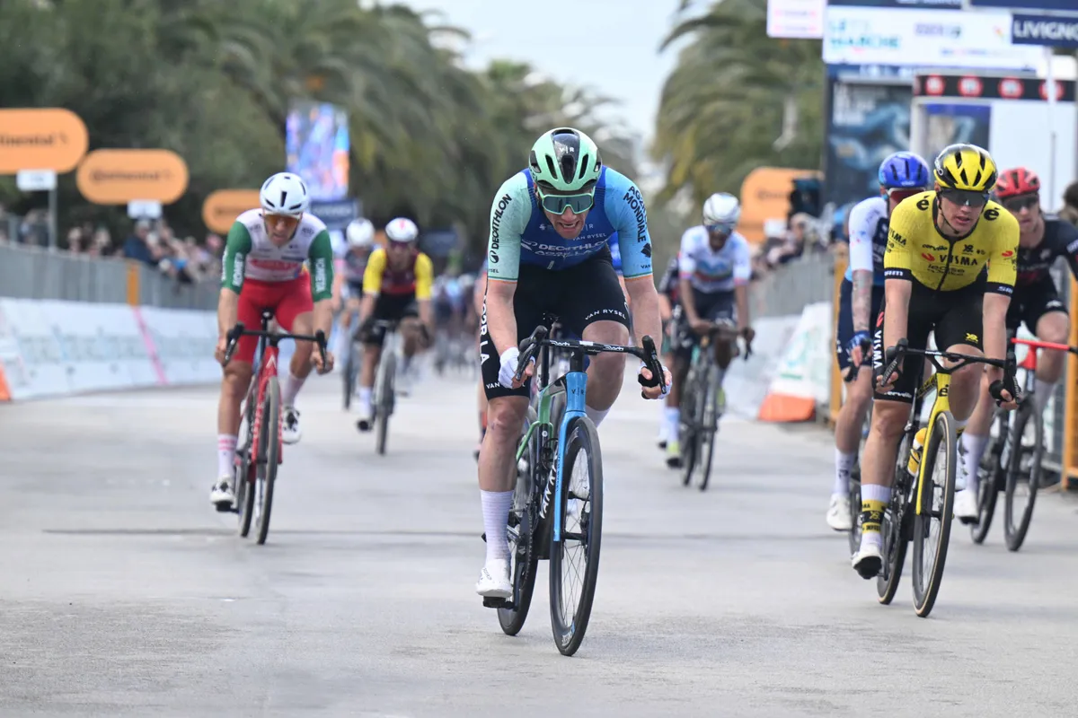 'Fear of the unknown'-gevoel voor Sam Bennett bij start Giro d'Italia: 'Maar van mijn wattages in Loire werd ik heel blij'