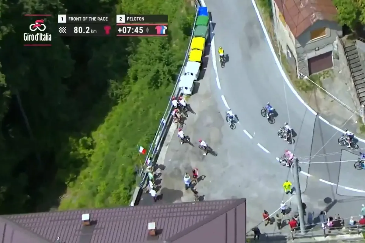 Carapaz en EF Education-EasyPost door het oog van de naald na missen tricky bocht