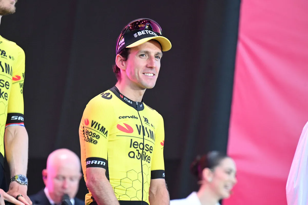 Simon Yates vliegt als Visma-kopman voor Giro nog onder de radar: 'We staan hier écht wel met vertrouwen aan het vertrek'