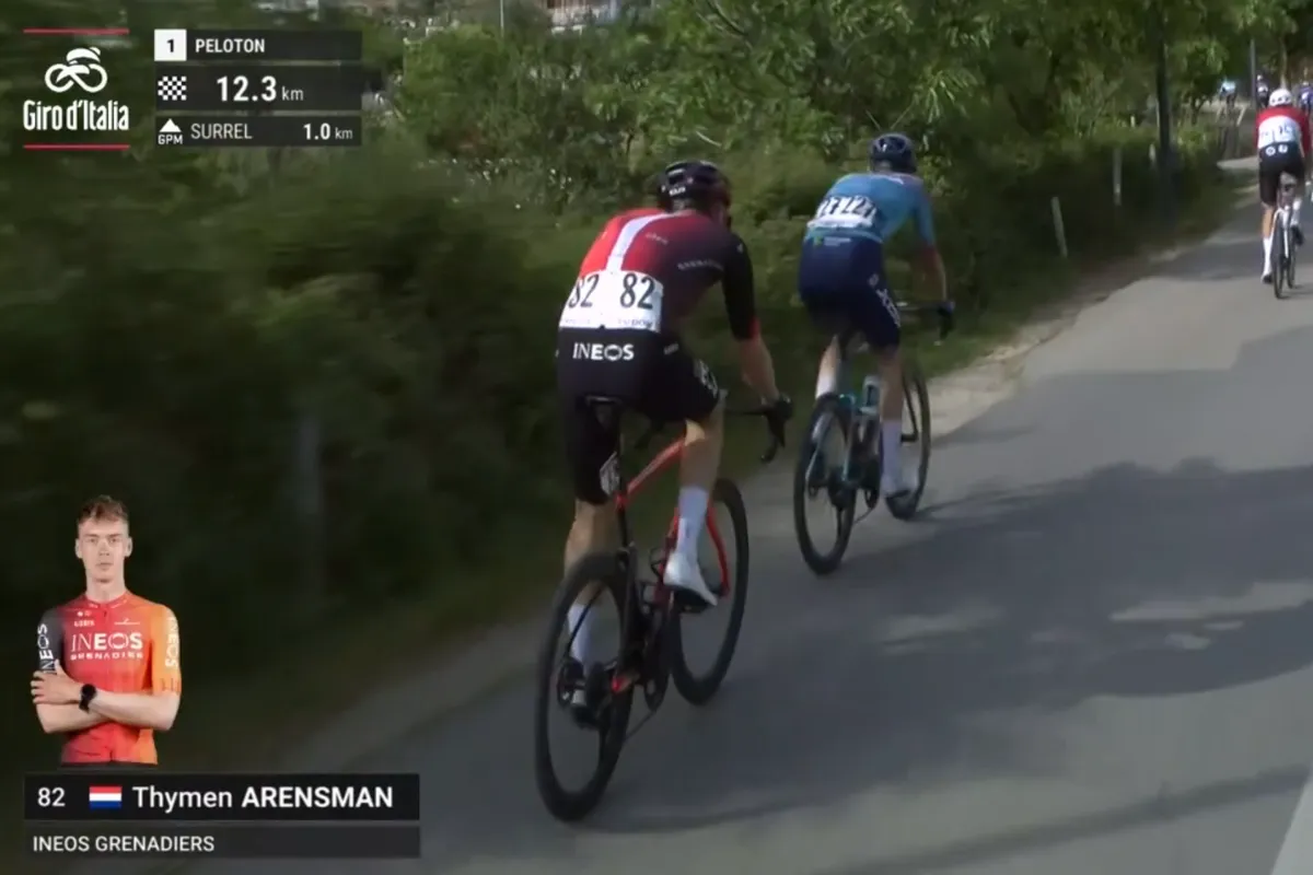 Dumoulin ziet Arensman weer minuten verliezen op openingsdag van grote ronde en geeft vanuit studio advies