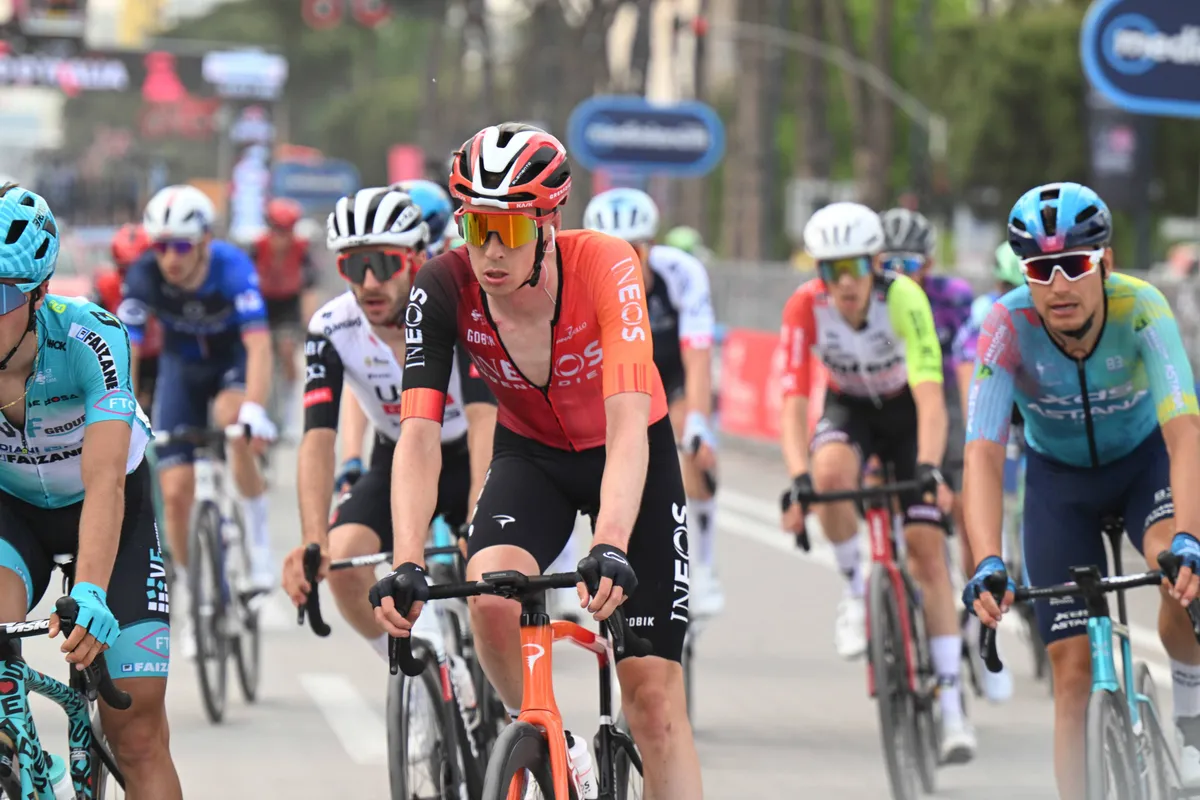 How did Thymen Arensman react in the INEOS bus after losing 95 seconds? Sports director Dempster explains