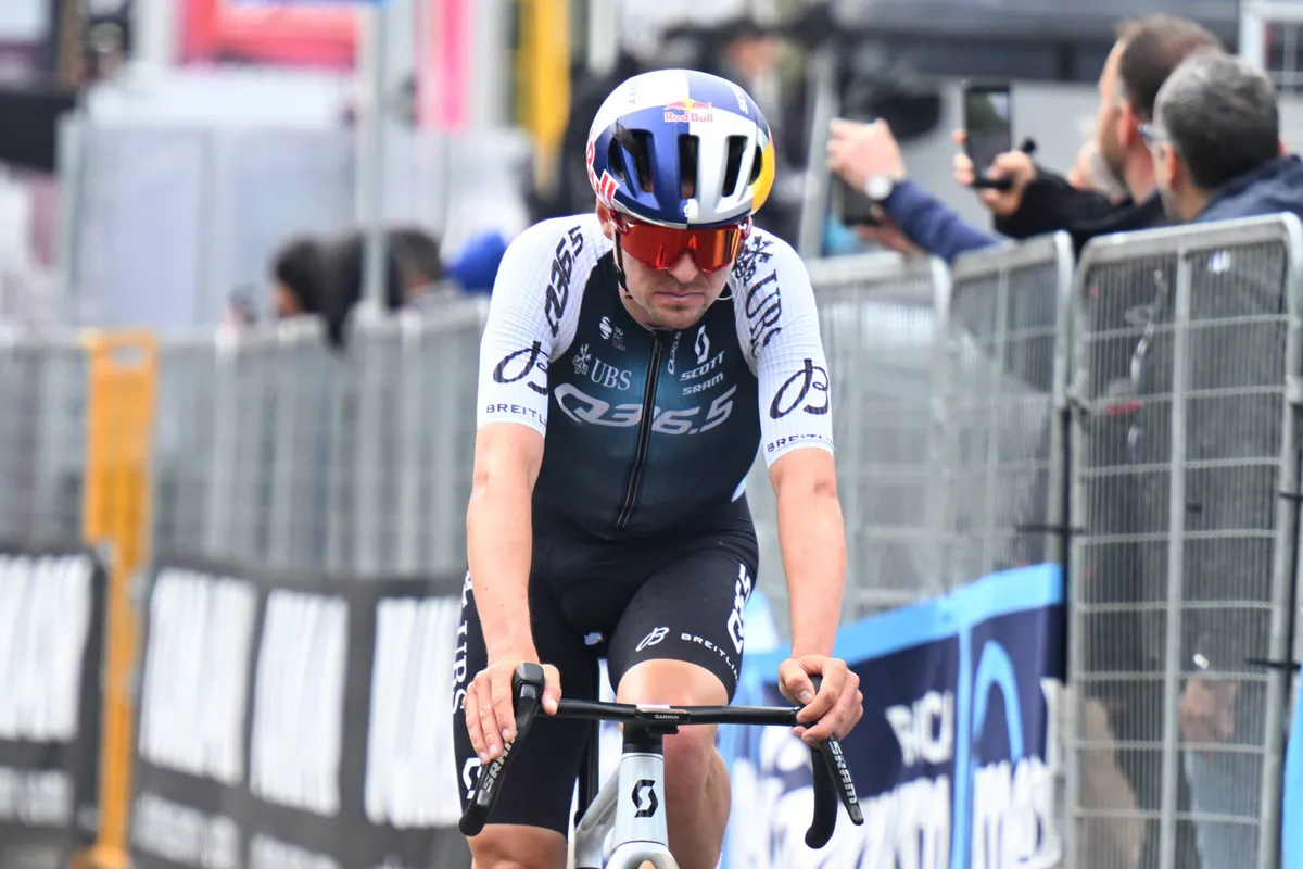 LIVE etappe 8 Giro d'Italia 2025 | Wat hebben protagonisten te vertellen voor aanvang van overgangsrit?