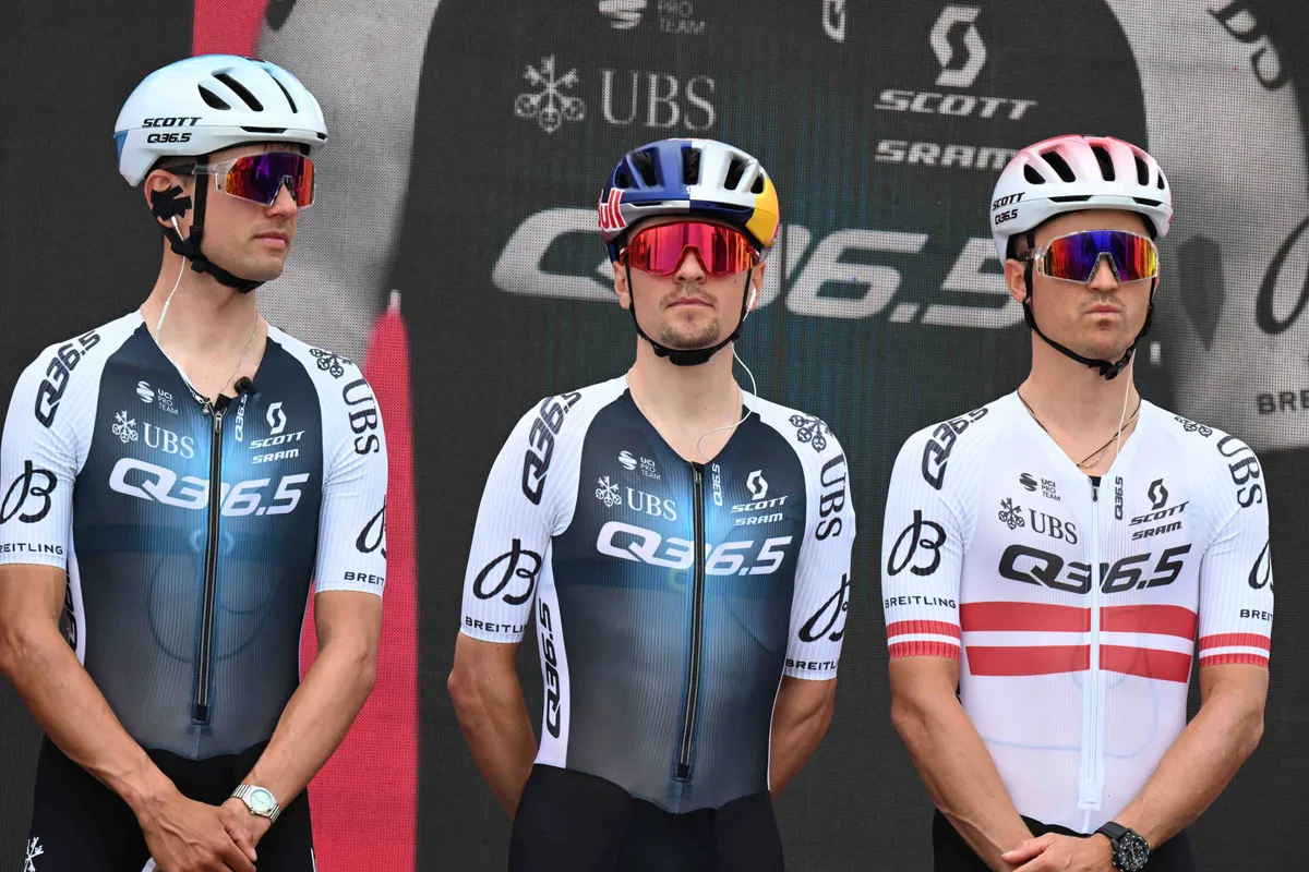 Milan Vader geniet tijdens Giro-debuut van focus bij kopman Tom Pidcock: 'Daar vaart ie het beste op'