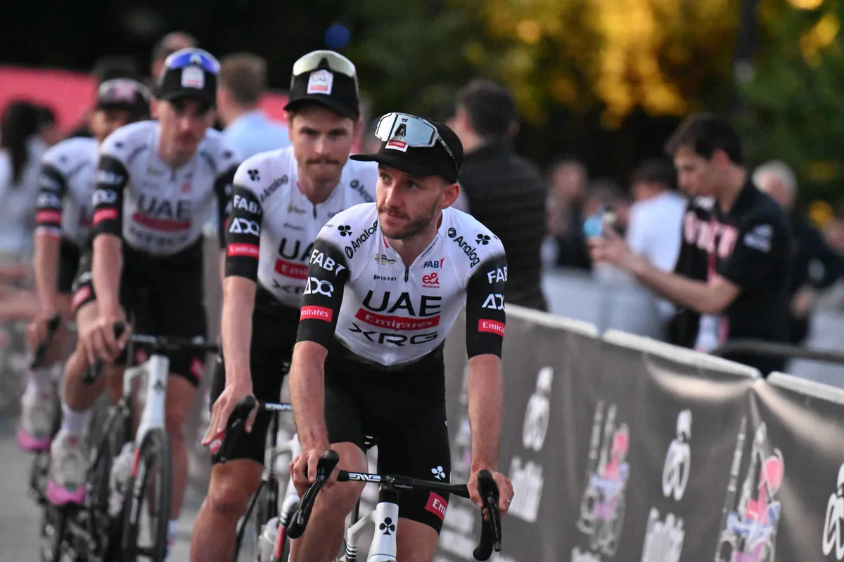 Zonneveld questions UAE's strategy in gravel stage: "They know Ayuso will leave one day"