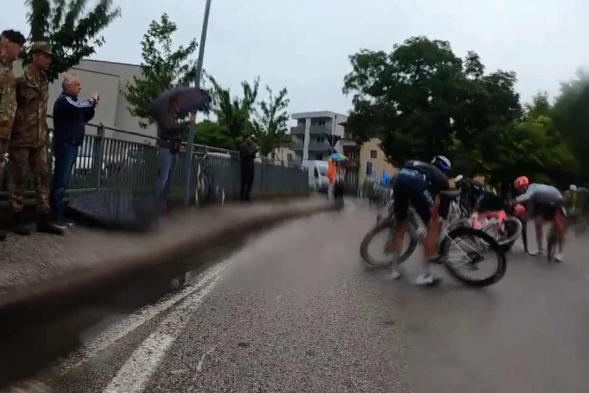 🎥 Beelden van doorslaggevende val Primoz Roglic in Giro d'Italia duiken op