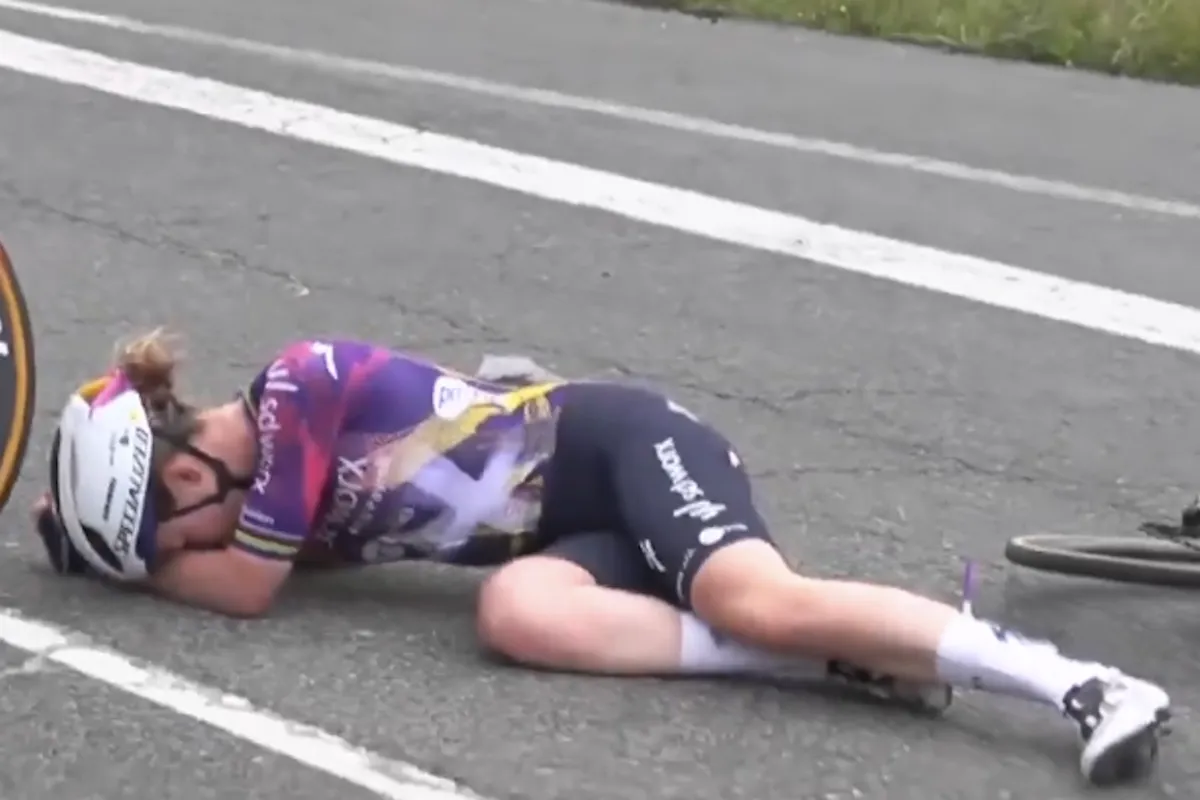 Drama for Van der Breggen in opening stage Tour of the Basque Country: crash costs her 1'03" on rival Vollering