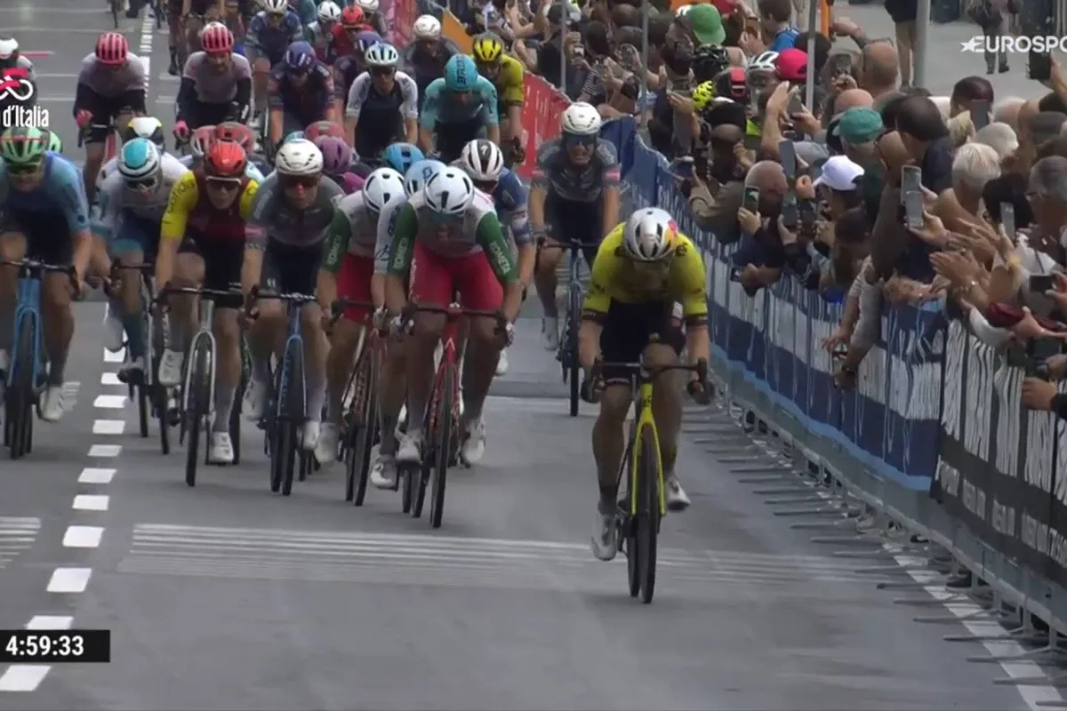 'Dat was een fout'; Wout van Aert steekt hand in eigen boezem na gemiste kans voor Olav Kooij en Visma | Lease a Bike