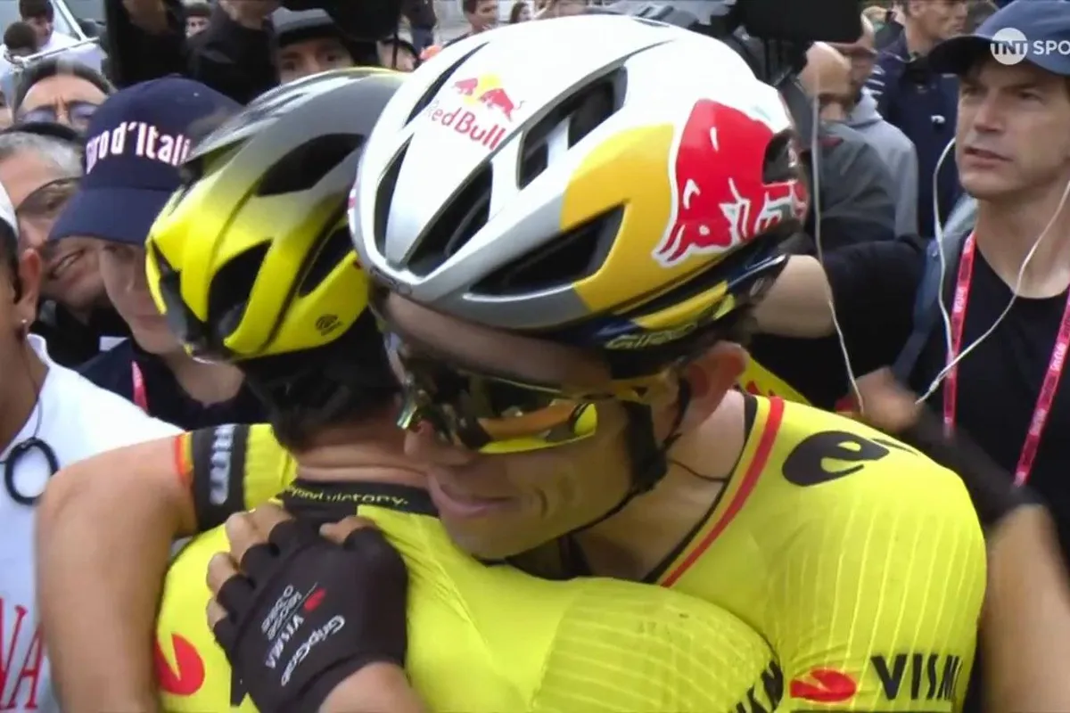 Olav Kooij deelt na Giro-zege prijs uit aan lead-Wout van Aert: 'Alleen hij kan dat zo doen'