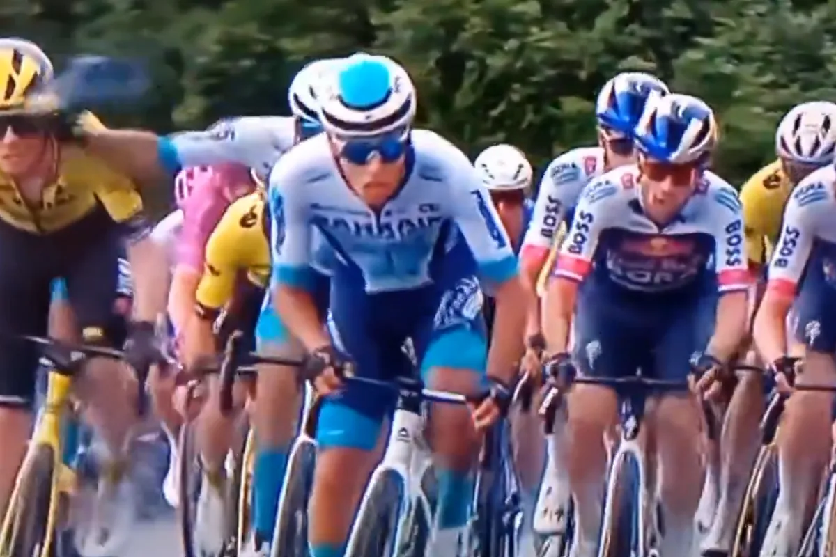 Boetes en tijdstraffen Giro d'Italia 2025 | Gele kaart voor Caruso na opvallend moment met Van Baarle