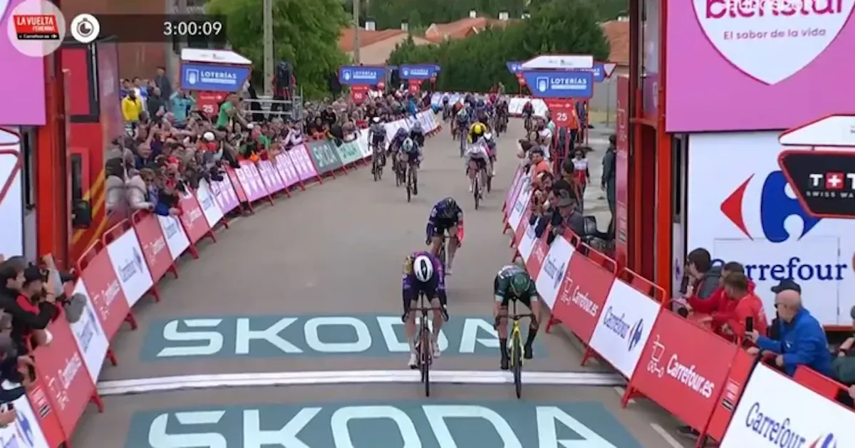 Wow, dat scheelde niks! Vos klopt Bredewold op de streep en pakt de zege in zesde etappe van La Vuelta Femenina