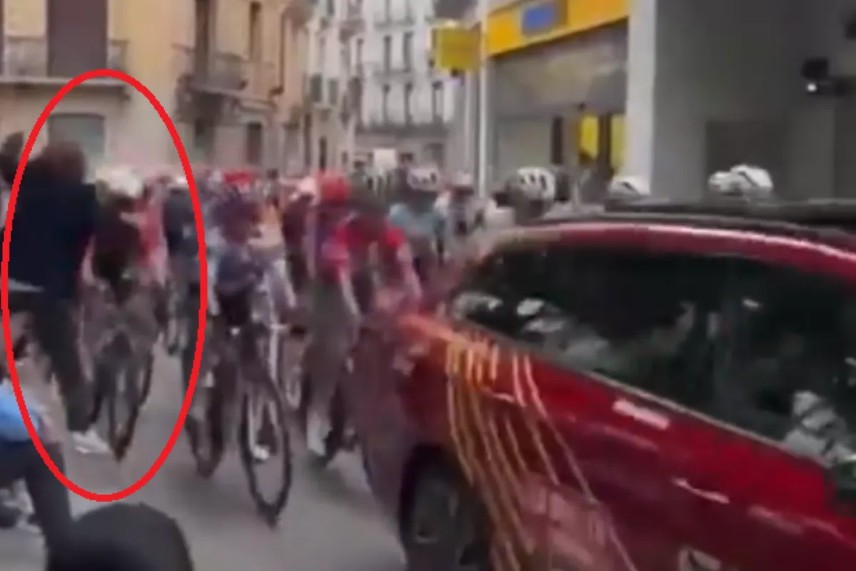 🎥 Bizar incident Vuelta Feminina: toeschouwer kegelt renster omver bij neutrale start